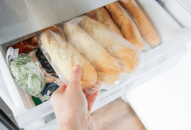 Congelar o pão: estratégia simples que preserva nutrientes, evita desperdício e pode até deixar o alimento mais saudável