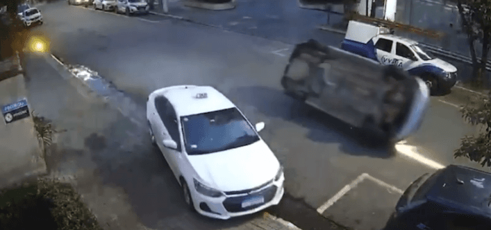 Motorista capota carro após bater em táxi e foge do local em São Paulo