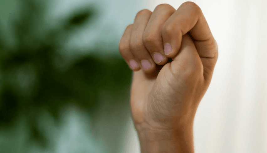 Sinalizar socorro com a mão em casos de violência infantil pode se tornar realidade com o PL ‘SOS Criança’