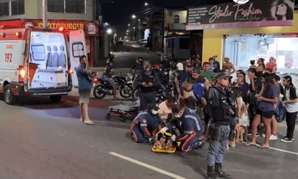 Entregador de lanches foge após atropelar jovem em Manaus