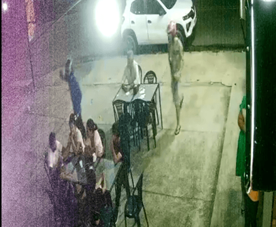 VÍDEO: Dupla é presa após assaltar fiéis em fente a uma igreja, em Manaus