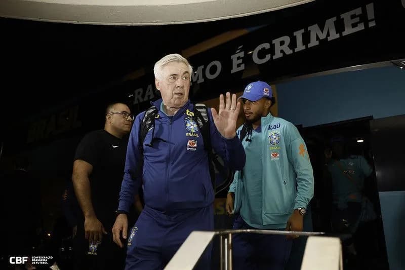 Seleção Brasileira desembarca no Equador para primeiro jogo com Ancelotti