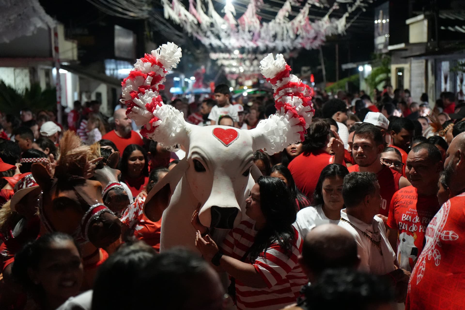 Festival de Parintins 2025: Ladainha do Boi Garantido toma as ruas de Parintins