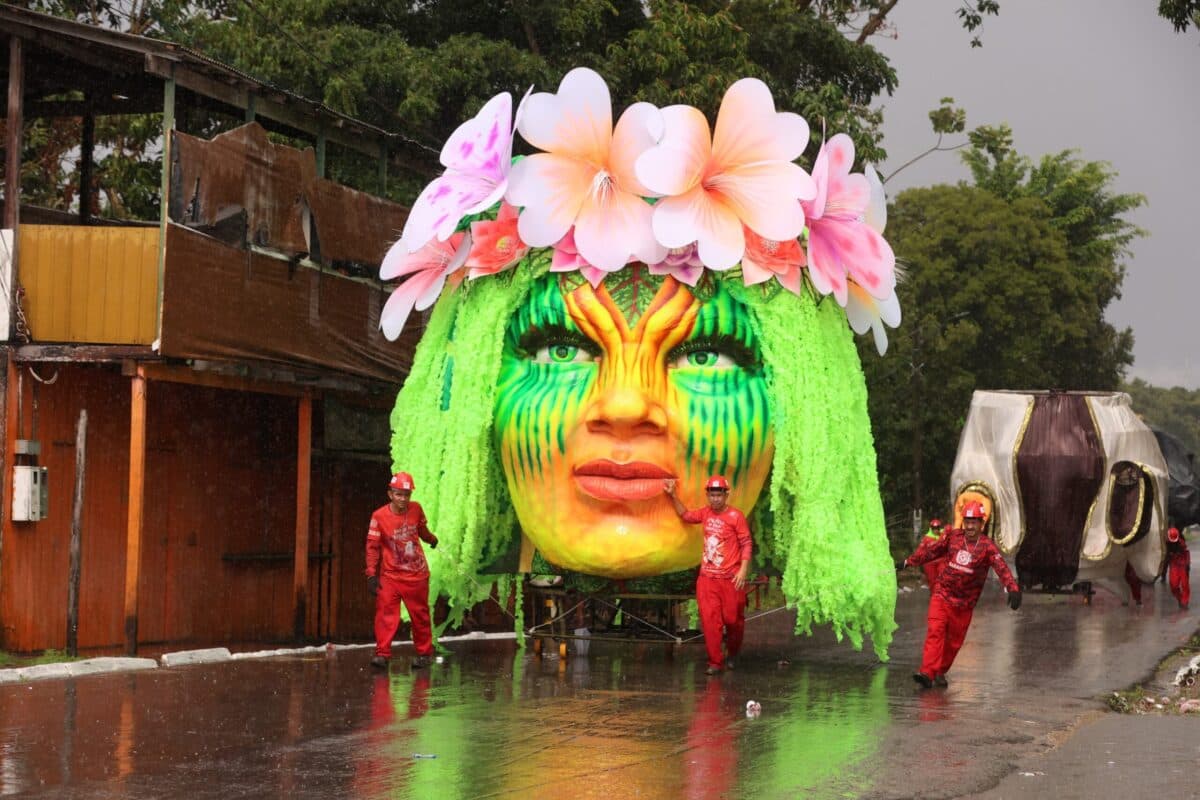 Festival de Parintins 2025: Bois Caprichoso e Garantido realizam últimos traslados das alegorias para o bumbódromo