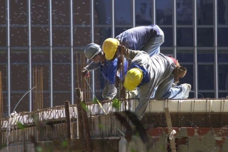 Trabalhadores da construção civil entram em greve por tempo indeterminado em Manaus