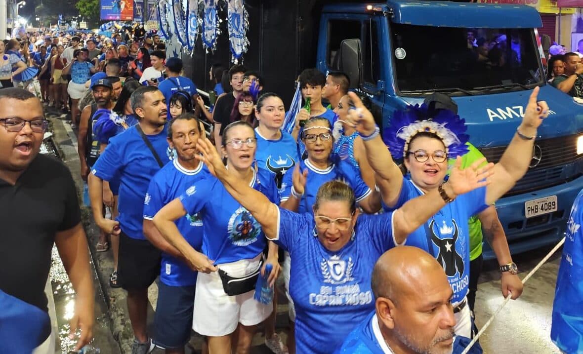 Caprichoso promove cortejo duplo e emociona multidão no Boi de Rua em Parintins