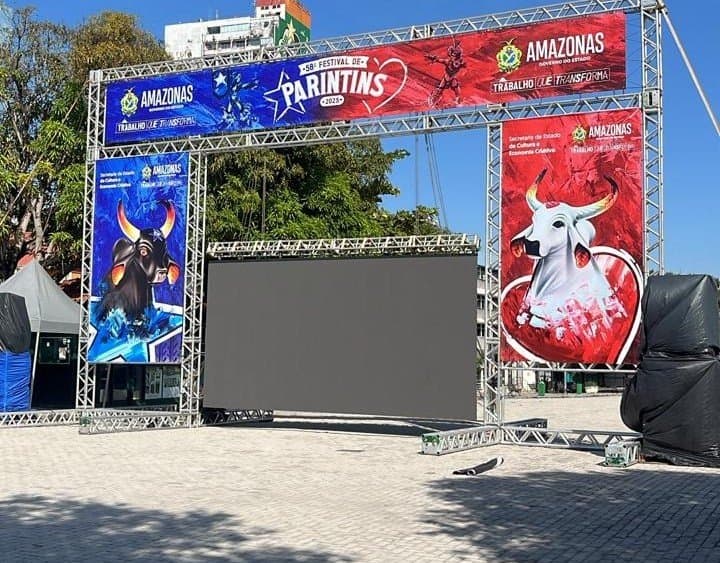 Parintins 2025: Telão para a transmissão da Festa dos Visitantes e Festival é montado no Largo de São Sebastião