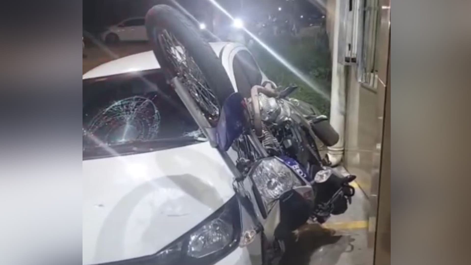 VÍDEO: motociclista provoca acidente ao tentar manobra perigosa em Manacapuru