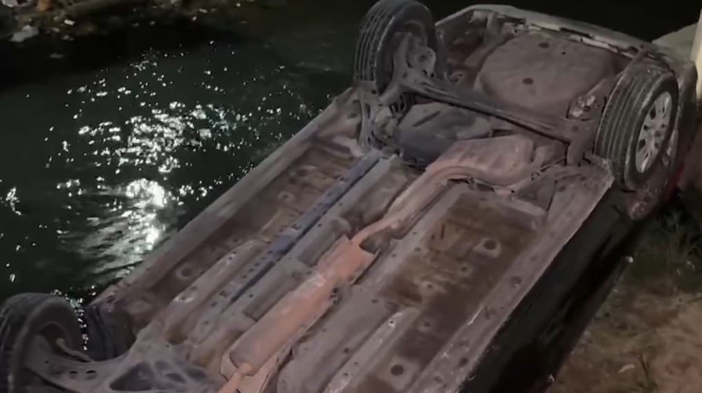 Veículo capota e cai em área de rip-rap no bairro Novo Aleixo, em Manaus