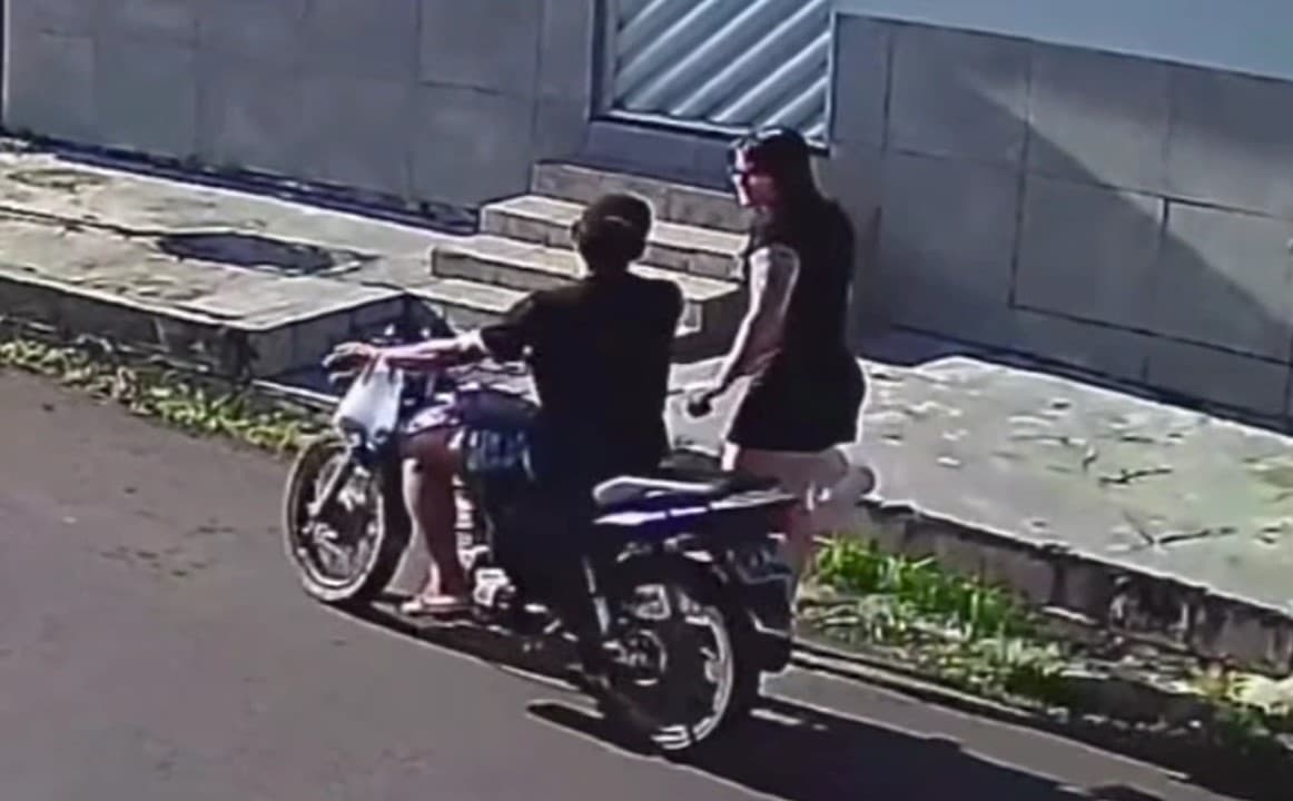 Câmeras flagram jovem sendo assaltada em plena luz do dia na Zona Norte de Manaus