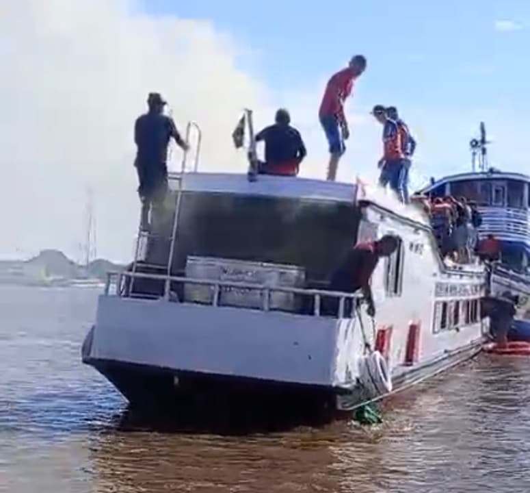 VÍDEO: Lancha pega fogo próximo à Vila Amazônia, em Parintins (AM)