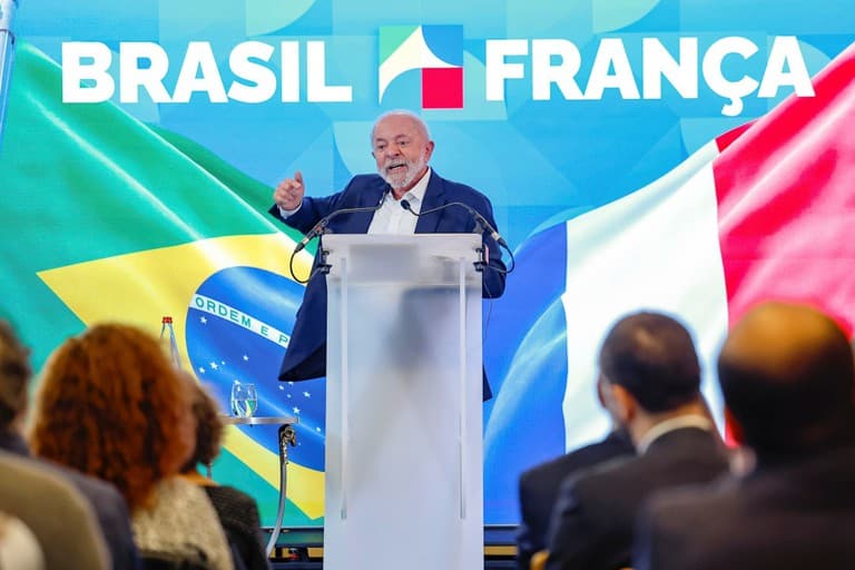 Durante discurso em Paris, Lula garante: “A extrema-direita não voltará a governar este país”
