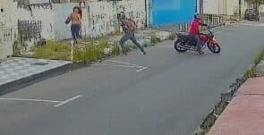 VÍDEO: mulher tenta fugir, mas é assaltada por dupla em moto no Parque 10; ação foi registrada por câmeras