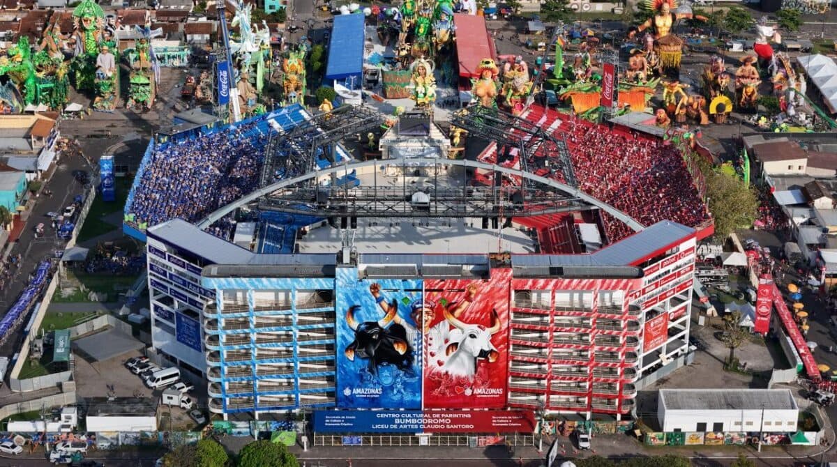 Hospedagem esgota em Parintins e moradores criam alternativas para receber turistas durante o Festival