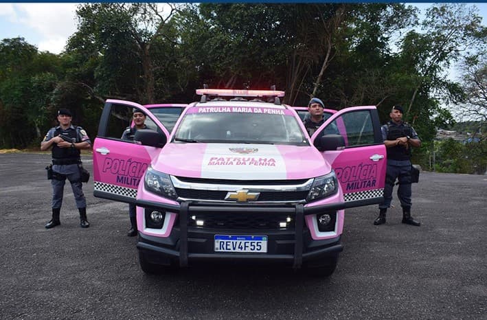 Homem é preso após agredir mãe e companheira; ele era foragido da Justiça por roubo