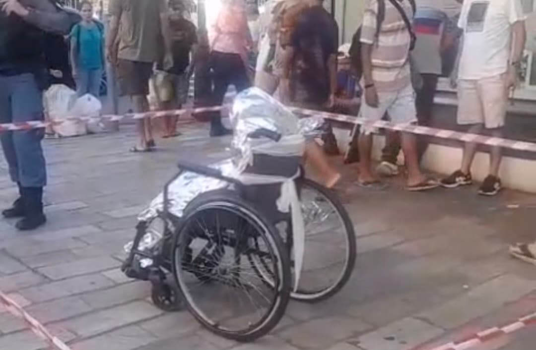 Filho é flagrado empurrando corpo do pai em cadeira de rodas no Centro de Manaus