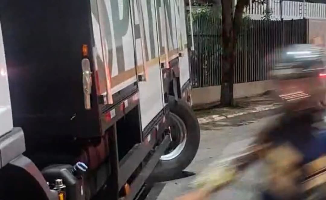 Caminhão perde o controle e interdita Avenida Jacira Reis, no bairro Dom Pedro