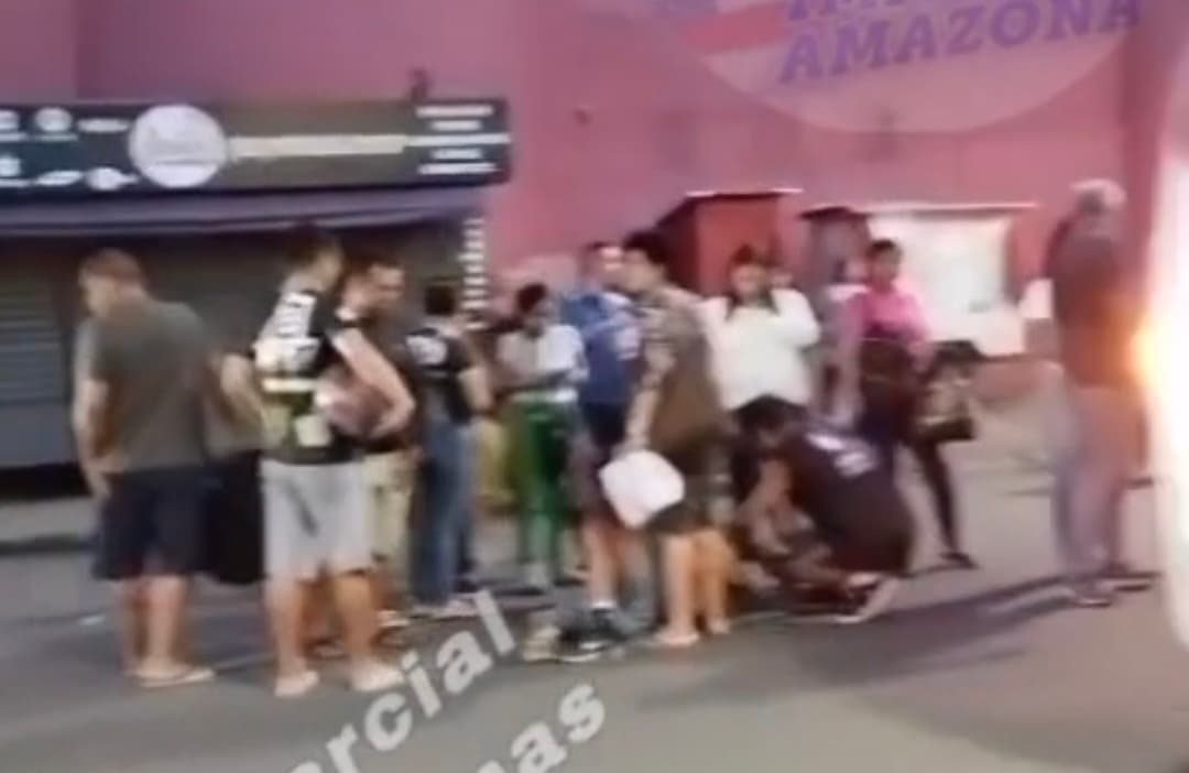 VÍDEO: pedestre e motociclista ficam feridos após atropelamento no Centro de Manaus