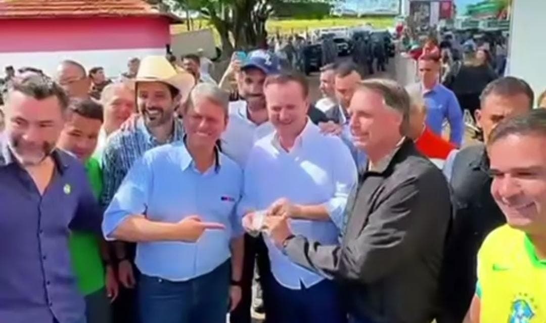 “Imbrochável, imorrível e incomível”: Bolsonaro entrega medalha “3is” a presidente do PSD