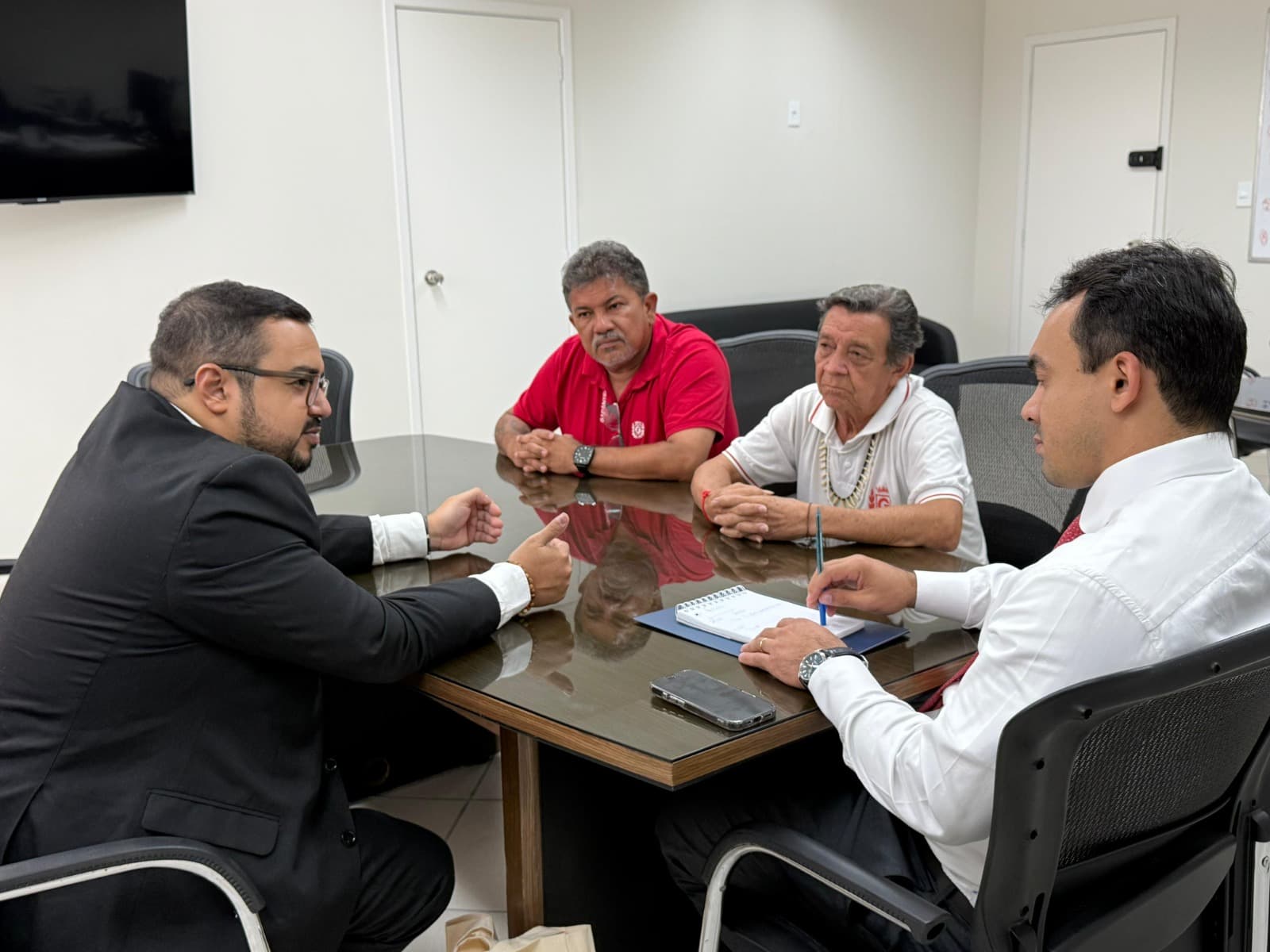 Festival de Parintins 2025: PGE-AM recebe presidente e advogado do boi-bumbá Garantido para alinhamento de questões jurídicas