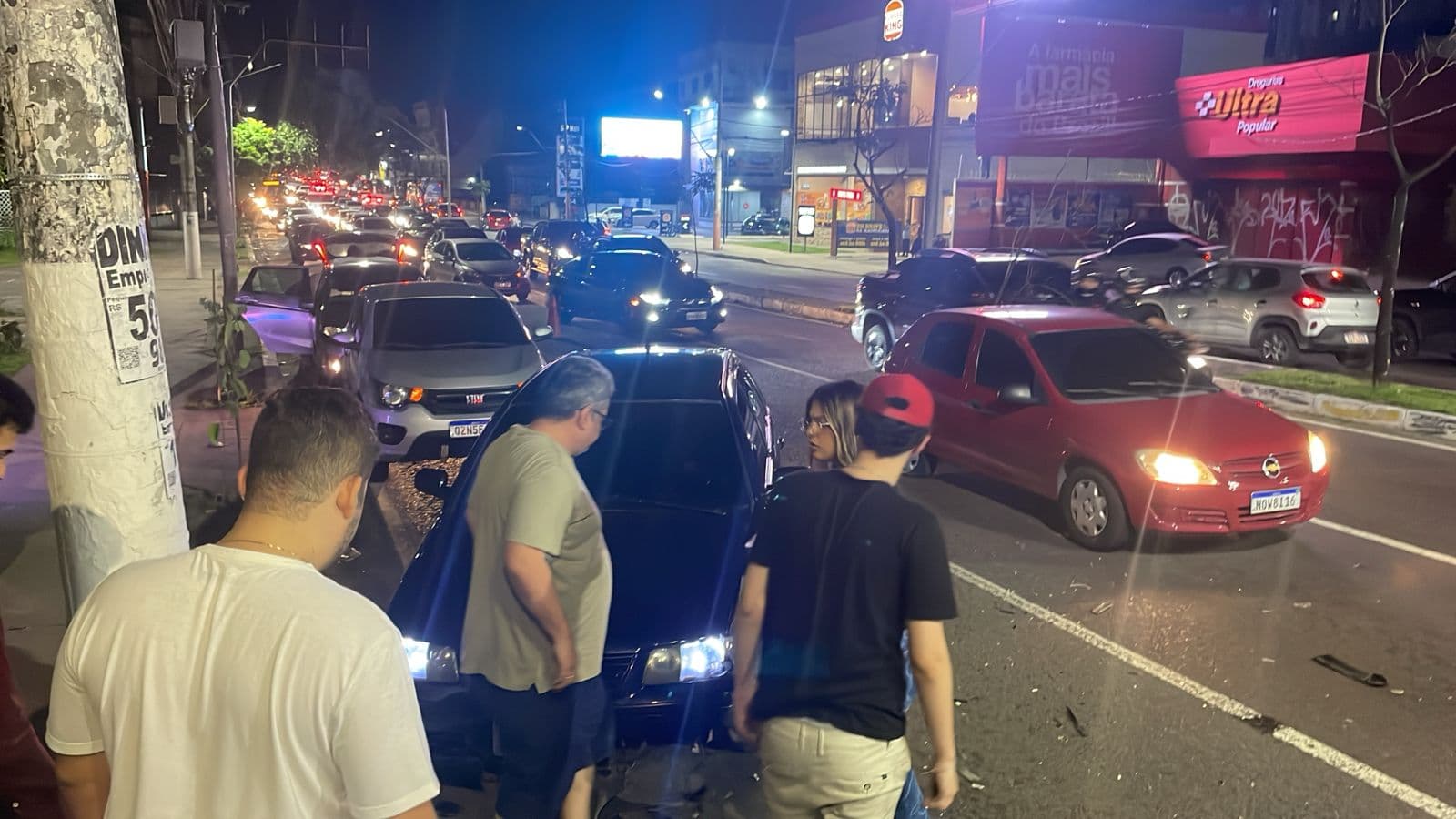 Entregador sobrevive após ser atingido por carro na Djalma Batista, em Manaus