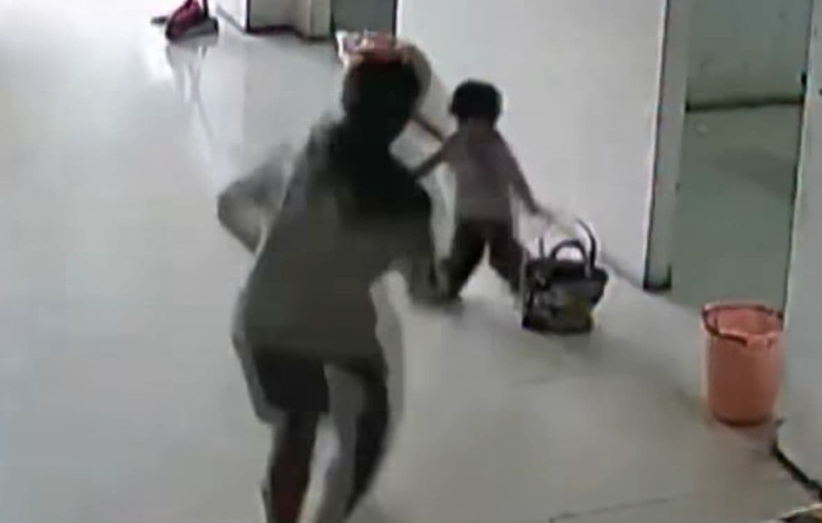 Veja menina de 11 anos que salvou a irmã mais nova de atropelamento na China