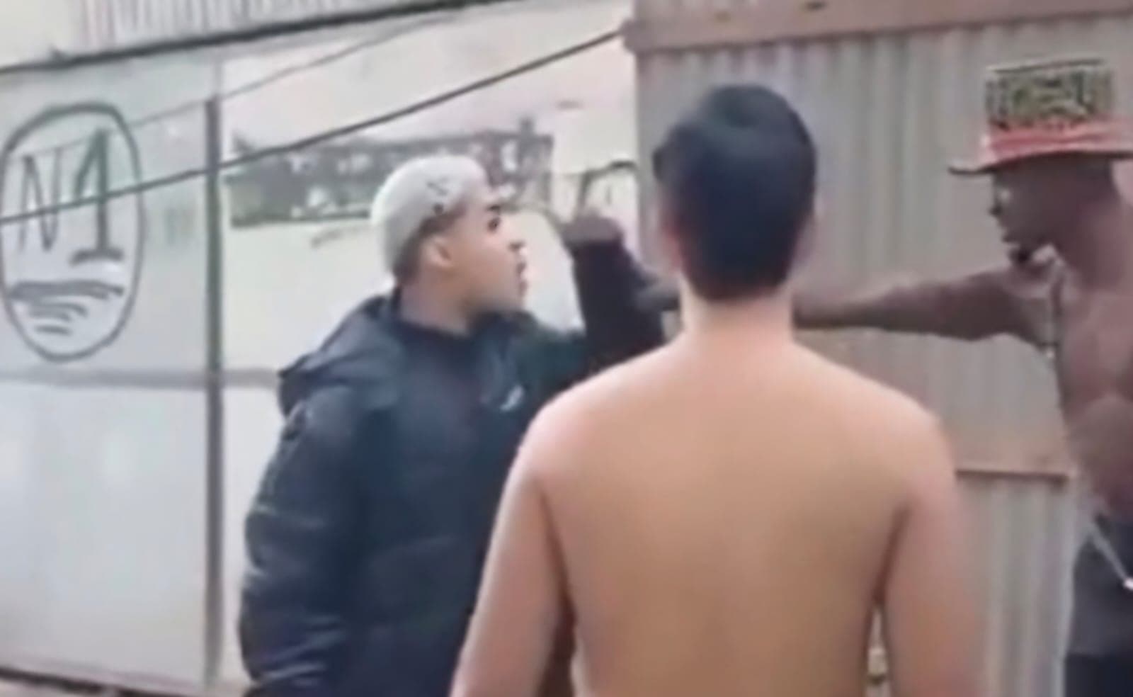 VÍDEO: Confusão em ritual religioso termina com homem desmaiado durante incorporação espiritual