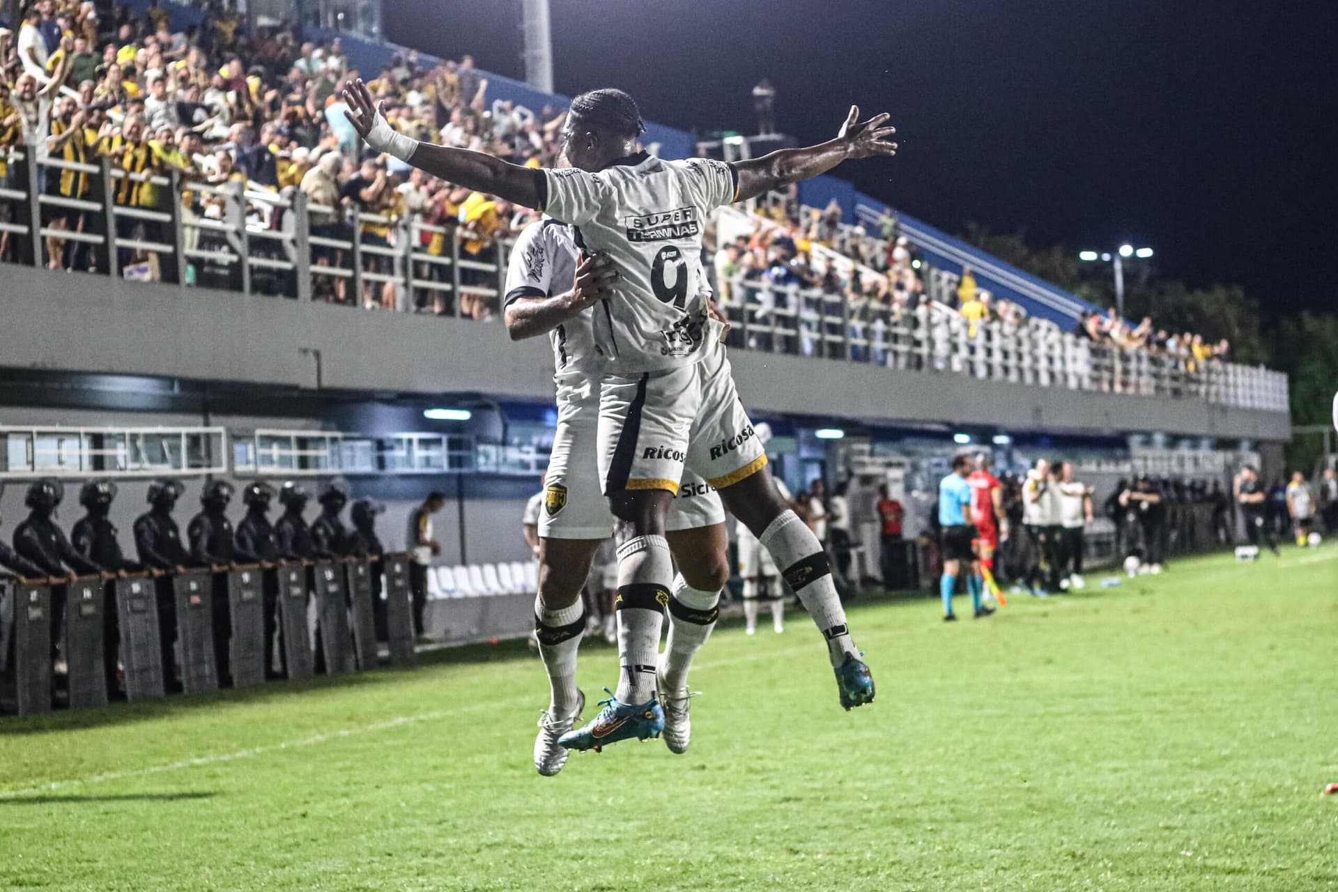 Amazonas vence Athletic por 1 a 0, mas segue na zona de rebaixamento da Série B do Campeonato Brasileiro