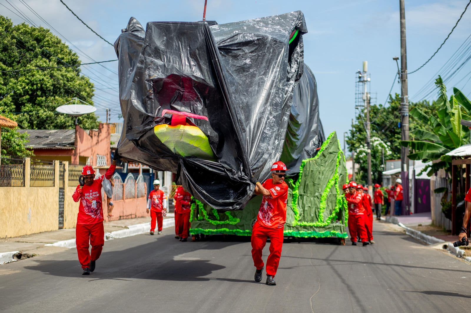 Boi Garantido inicia processo de translado das alegorias para o Festival de Parintins 2025