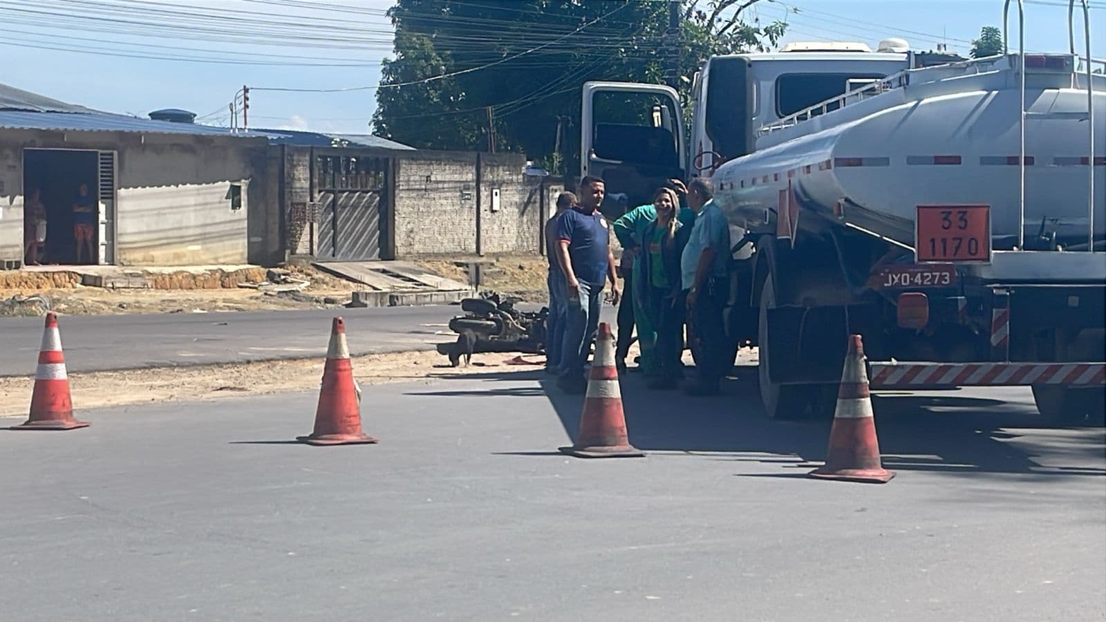 VÍDEOS: acidente com caminhão-pipa deixa mãe e filha feridas na zona norte de Manaus