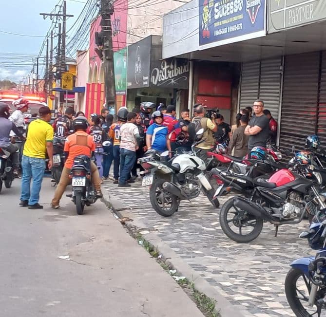 Grave acidente: motociclista de app morre ao colidir com mureta em Manaus