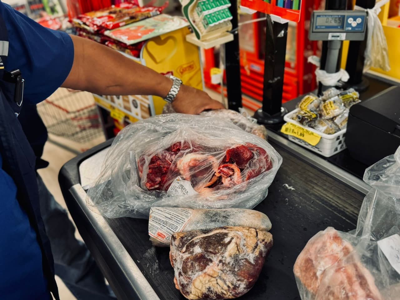 Supermercado de Manaus é autuado com apreensão de 25 kg de alimentos impróprios para consumo