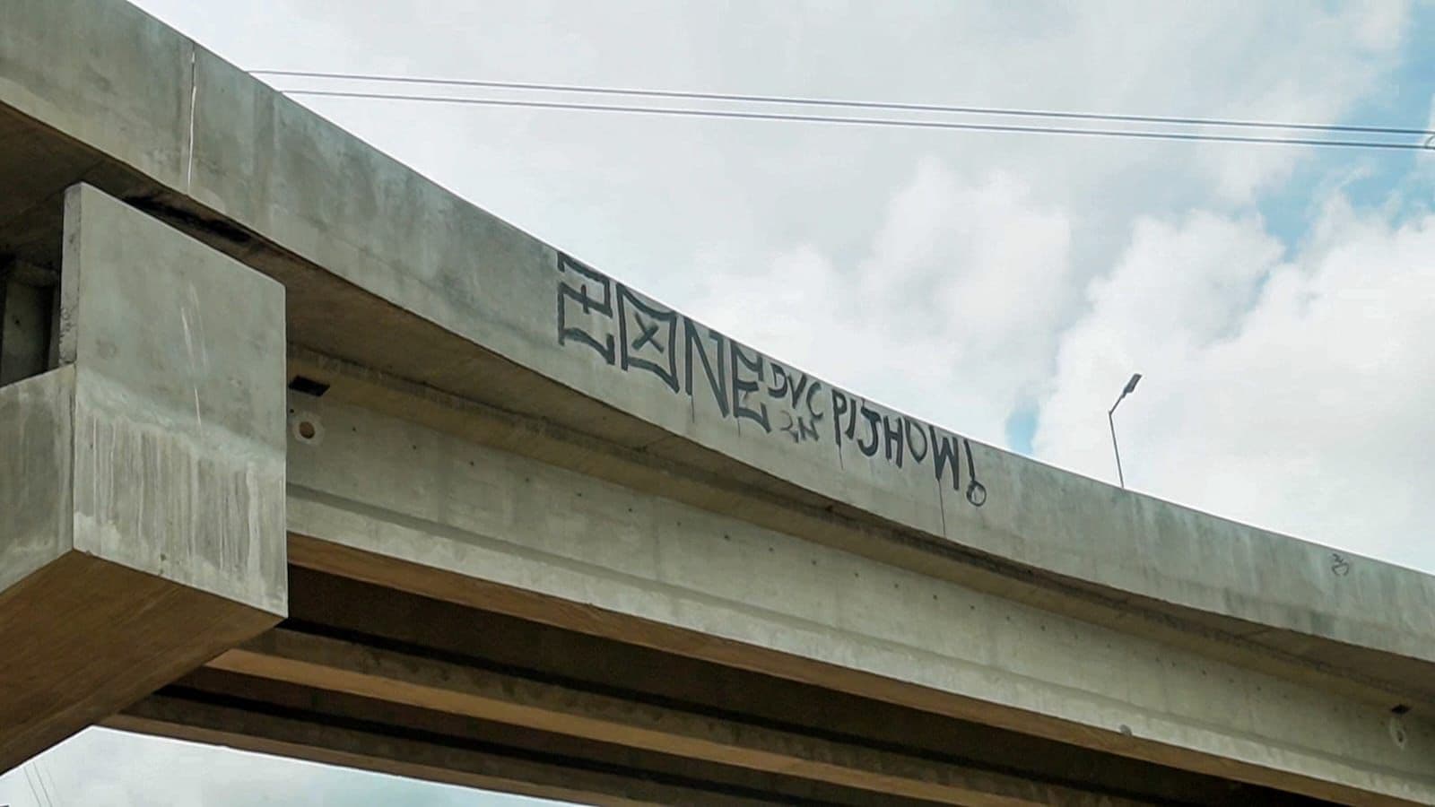 Viaduto Rei Pelé é alvo de vandalismo a 4 dias da inauguração em Manaus