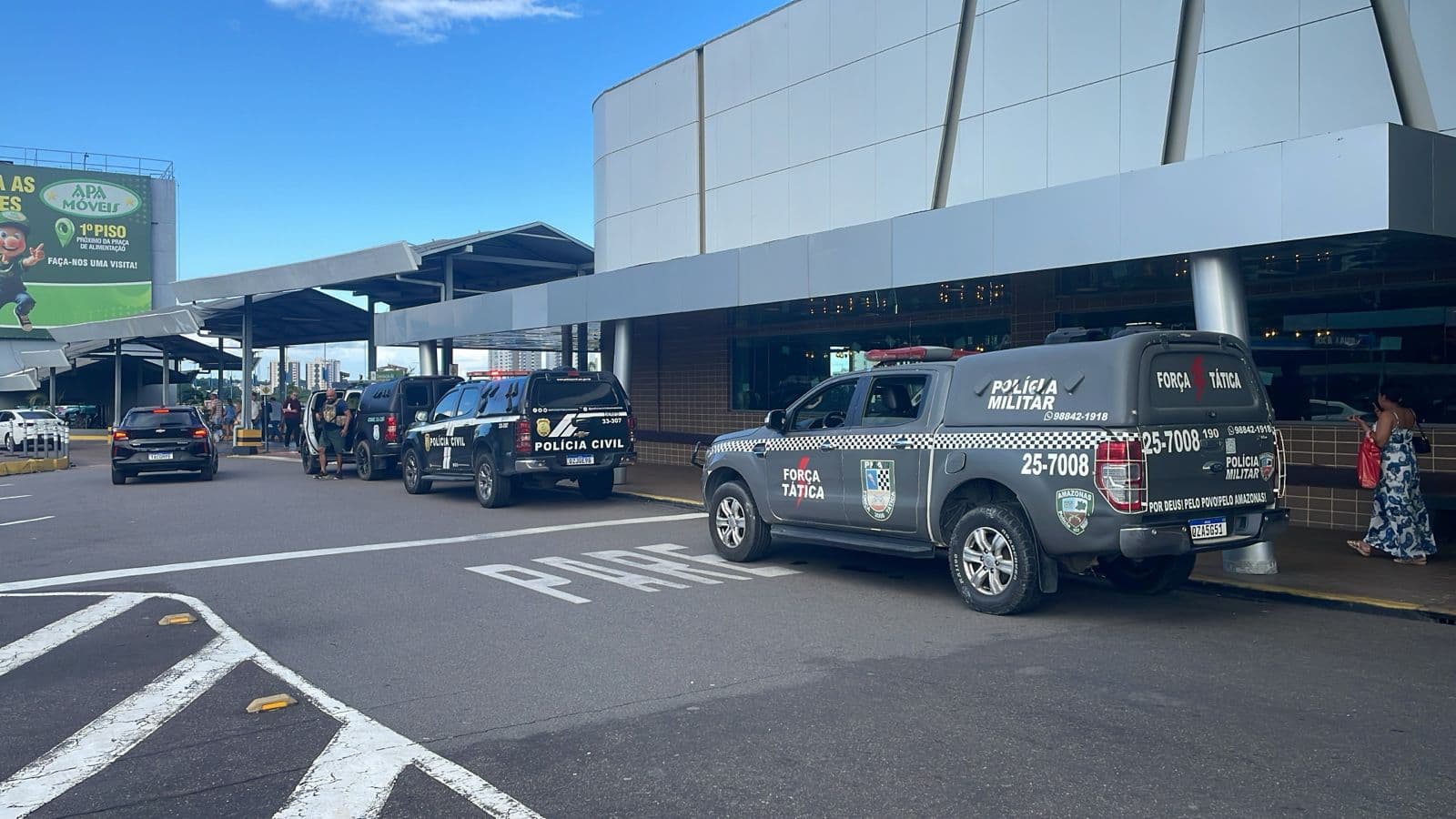 Trio armado que assaltou joalheria de shopping em Manaus fugiu com mochilas cheias de joias