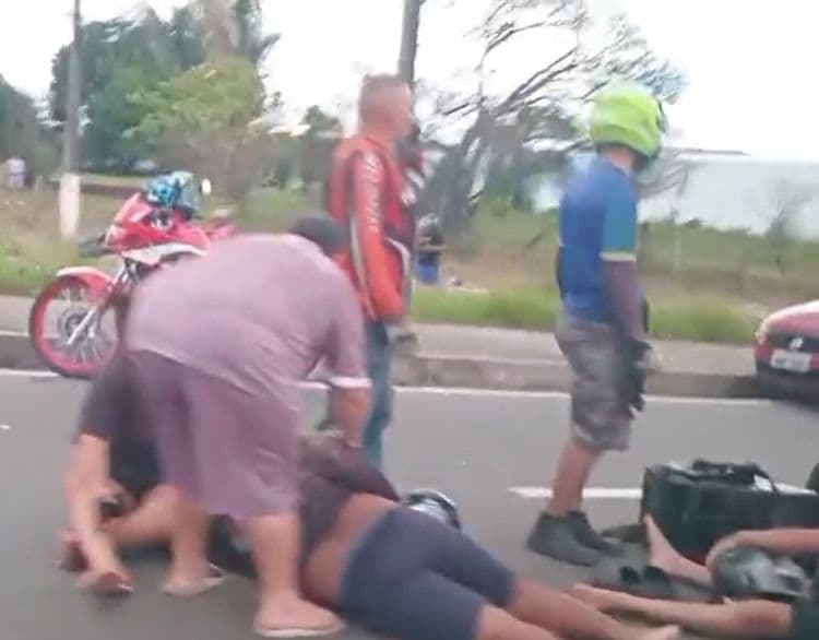 Motociclista e passageiro são arremessados após colisão com carro em Manaus