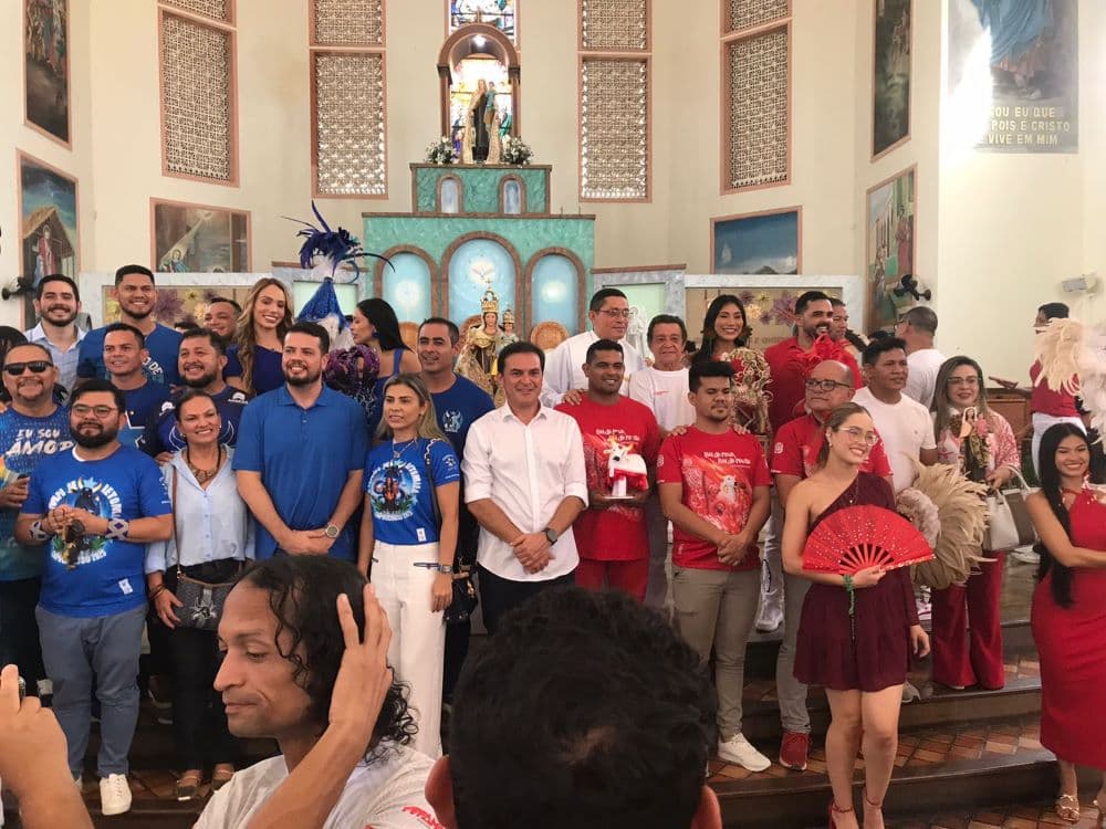 Em gesto de fé, Caprichoso e Garantido se unem na Catedral de Parintins para celebrar Nossa Senhora do Carmo
