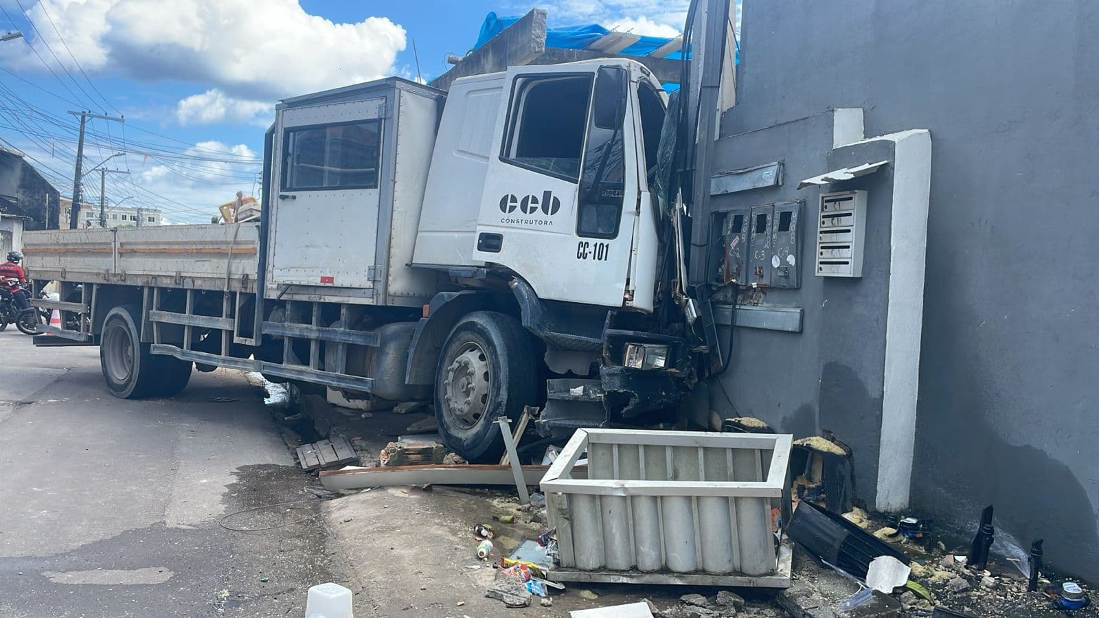 VÍDEOS: Caminhão desgovernado atinge casas e deixa duas crianças feridas em Manaus