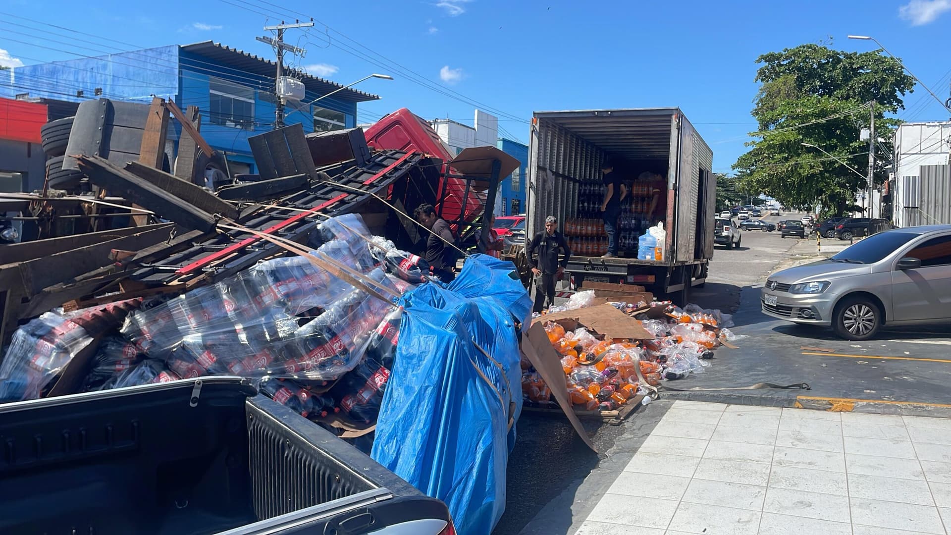 VÍDEO: caminhão com carga de refrigerantes tomba e complica o trânsito no Centro de Manaus