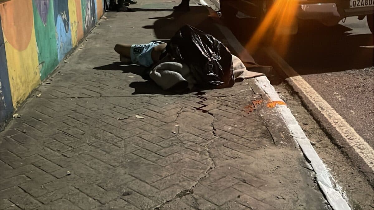 Com saco na cabeça, homem é jogado em via de Manaus e executado a tiros