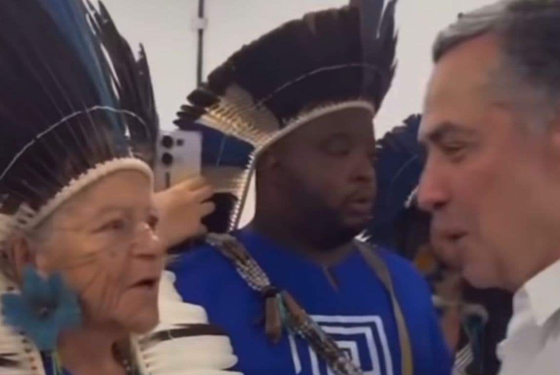 Presidente do STF, Luís Roberto Barroso, prestigia Festival de Parintins e visita camarim do Caprichoso