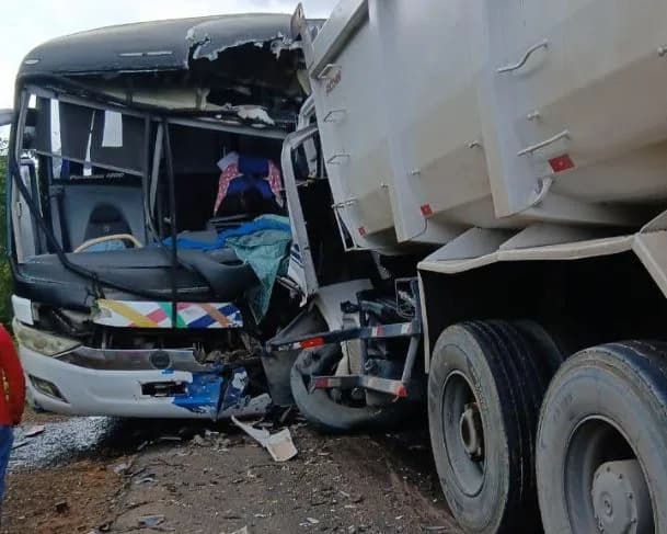Imagens fortes: motorista de ônibus morre em acidente violento na AM-010