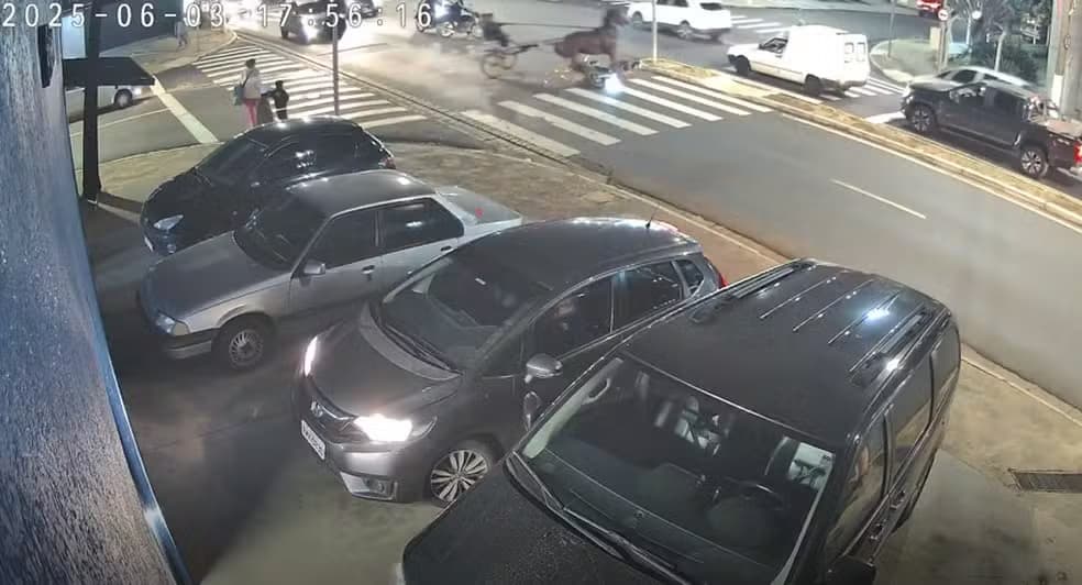 VÍDEO: Cavalo com charrete avança sinal vermelho e atropela motociclista no interior de São Paulo