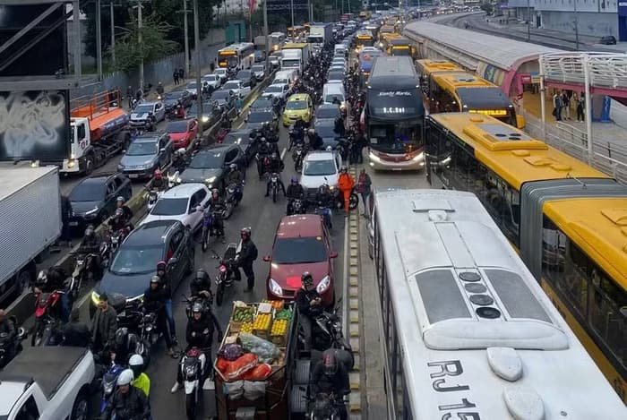 VÍDEO: No RJ, tiroteio em operação contra TCP deixa motorista e passageiro de ônibus feridos