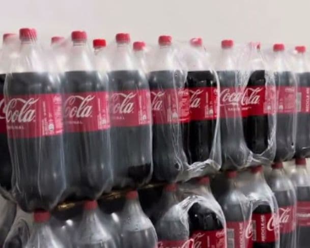 Fábrica de produção da Coca é paralisada após suspeita de contaminação na bebida