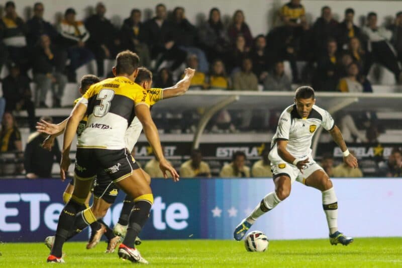 Amazonas leva gol no fim e perde para o Criciúma na Série B