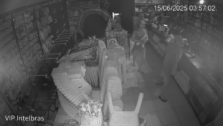 VÍDEO: Criminosos arrombam loja de cosméticos em Manaus e furtam diversos produtos