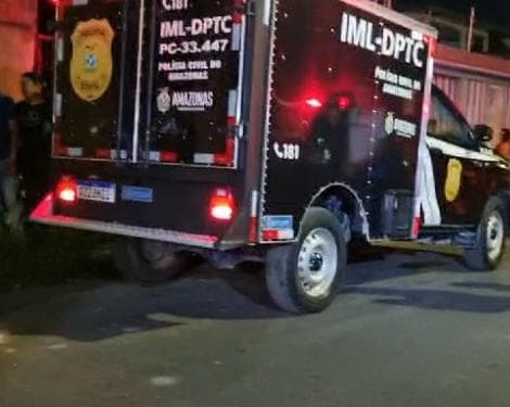 Homem morre após ser esfaqueado pela ex-companheira na frente dos filhos em Manacapuru