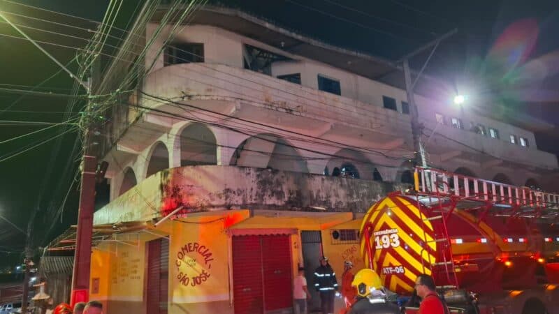 Prédio pega fogo e assusta moradores na zona Centro-Oeste de Manaus