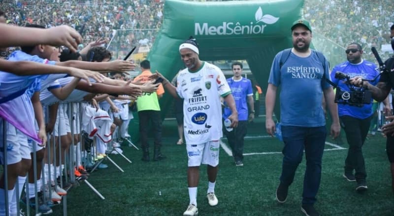 Torcedores do Amazonas terão descontos em ingressos do jogo com Ronaldinho Gaúcho