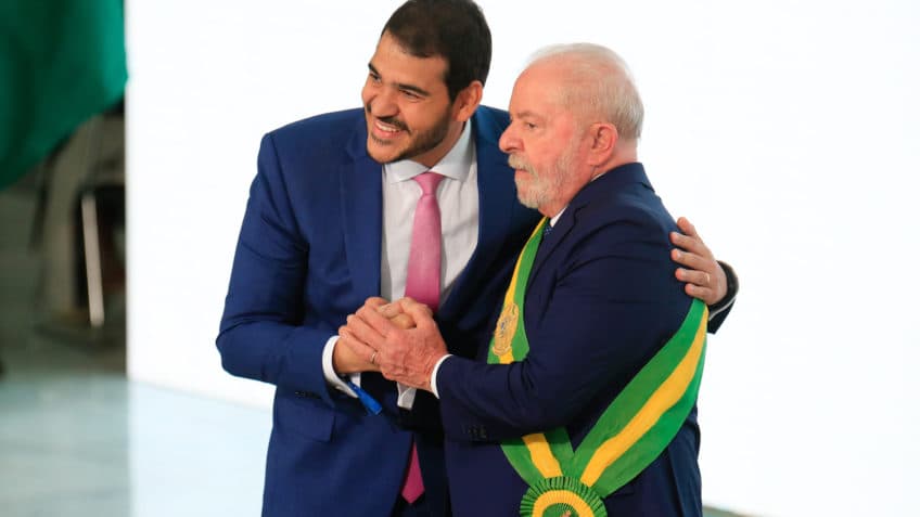 Ministro da AGU representa Lula na Marcha para Jesus em SP e entrega carta do presidente; leia